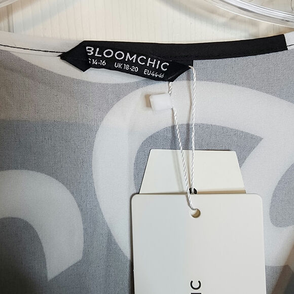 BloomChic Geometric Bell Sleeve Flutter Pocket Button Detail Dress, NWT, 14/16 - Picture 5 of 7